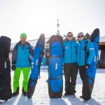 Gruppe mit Skitaschen und Snowbags auf dem Berg