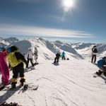 Gruppe Snowboarder auf dem Berg