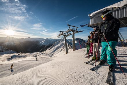 Gruppe Skifahrer schaut auf die sonnige Piste