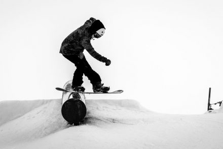 Snowboarder auf der Rail im Jatzpark