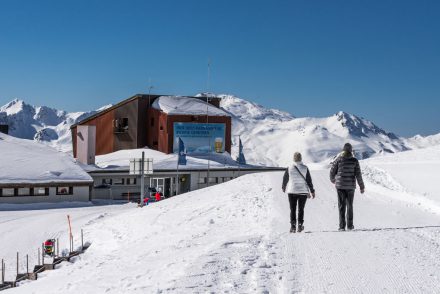 Zwei Wanderer auf weißer Piste von Davos