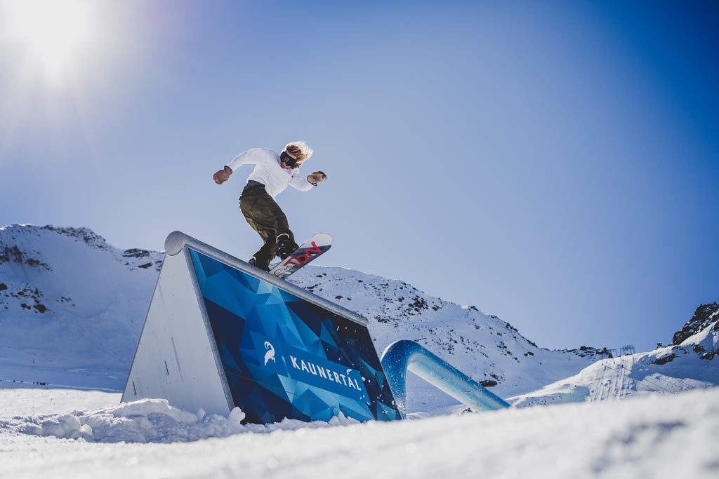 Kaunertal Gletscher Funpark Snowboarder