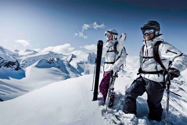Skifahrer genießen die Aussicht