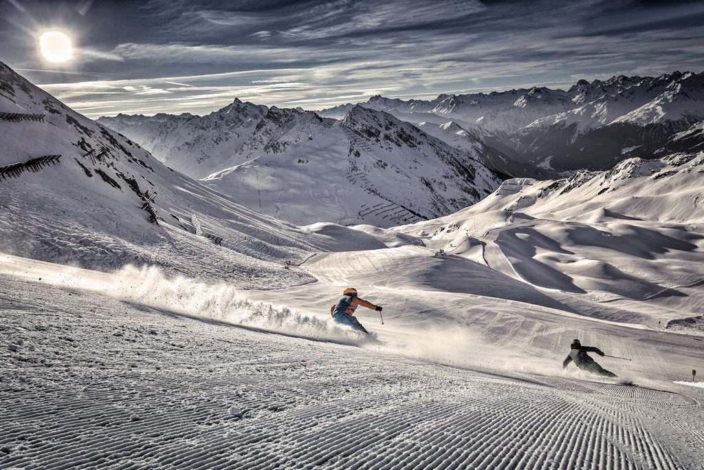 Skifahrer allein auf frischer Piste