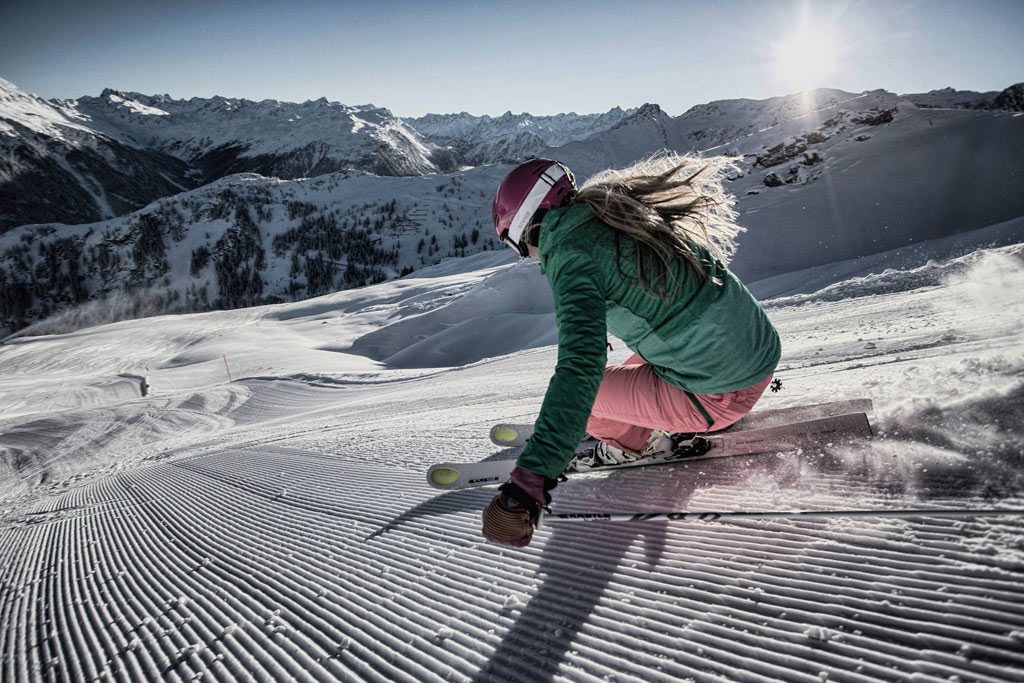 Skifahrerin allein auf frischer Piste