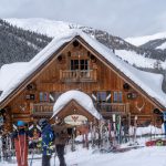 Snowboarder machen Pause auf der Hütte