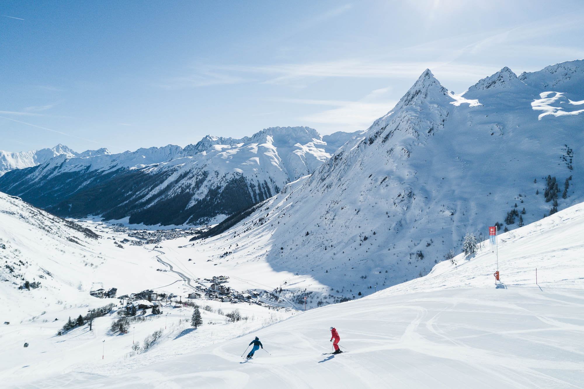 Skifahrer nutzen Panoramablick aus