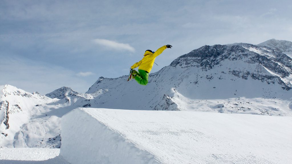 Snowboarder macht einen Trick