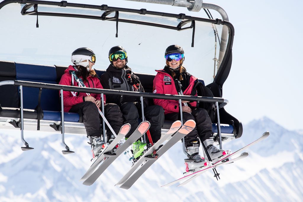 Gruppe Skifahrer sitzt im Skilift