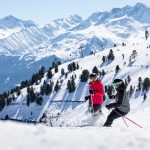 Paar Skifahren Spass auf der Piste
