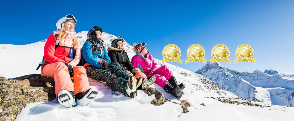 Gruppe Skifahrerin sitzen und Auszeichnungen