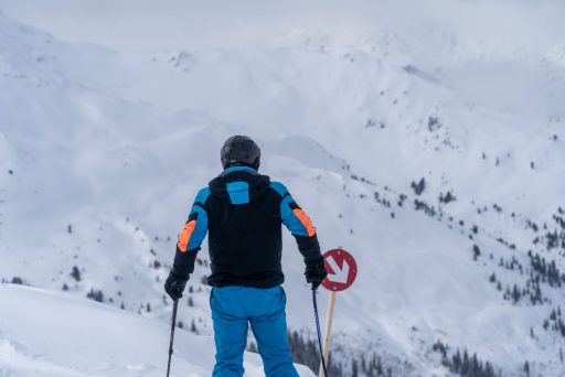 Skifahrer auf roter Piste